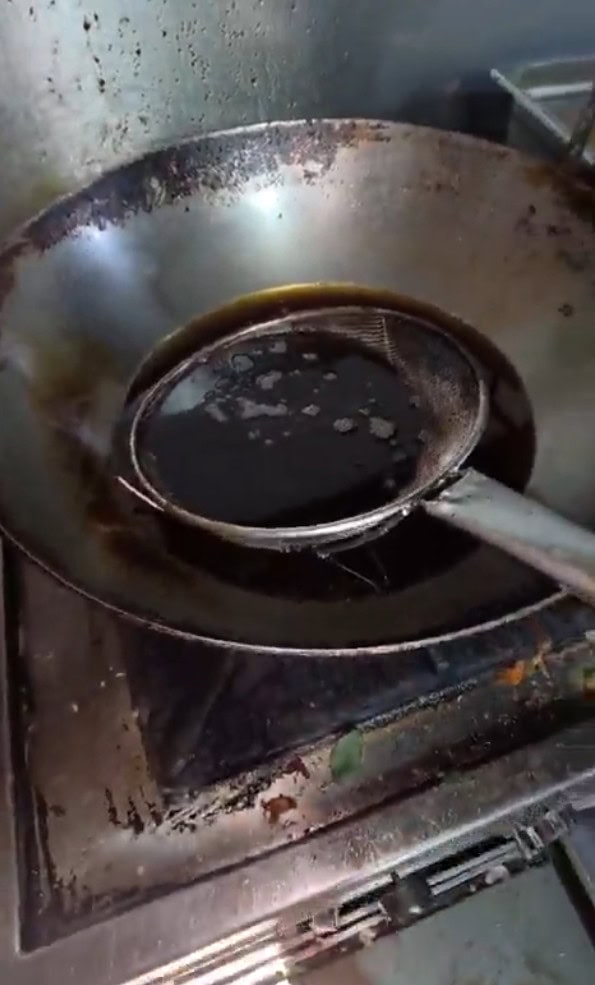 کڑاہی میں تیل اور چمچ کے ساتھ پکانے کا منظر.