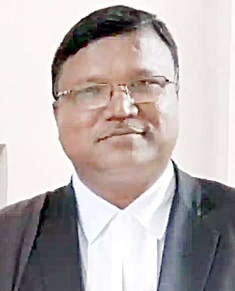 پروفیشنل وکیل کی تصویر، جو عدالت یا قانونی ماحول میں ہے، بزنس سوٹ میں، اعتماد اور مہارت کا مظاہرہ کر.