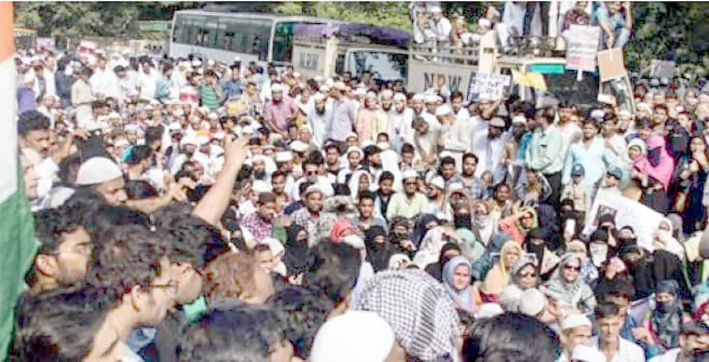 ہجوم میں مظاہرہ کرنے والے افراد، احتجاجی مظاہرہ، عوامی.