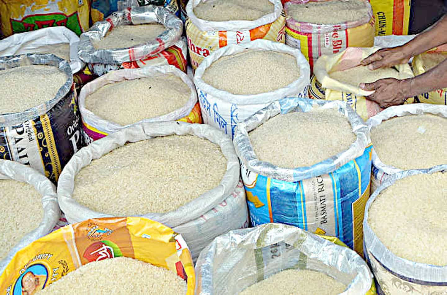 چاول کے بڑے تھیلے، مارکیٹ میں مختلف اقسام کے چاول.