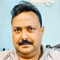 پاکستانی سیاستدان کا قریب سے لیا گیا تصویر، سرخ پس منظر.