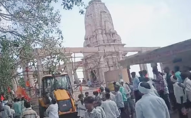 ہندو مندر کی مرمت کے دوران مزدور اور لوگ موجود.