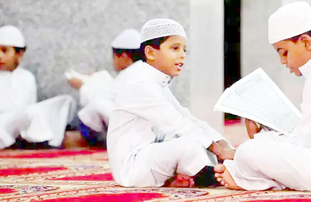 بچے مدرسہ میں قرآن پڑھتے ہوئے، تعلیم اور مذہبی تربیت کی.