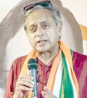 مذکورہ سیاستدان ایک عوامی تقریر کے دوران بات کر رہے ہیں، جس میں وہ سیاسی موضوعات پر گفتگو کر رہے ہیں.