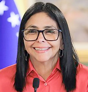 سیاستدان خاتون مسکراہٹ کے ساتھ، سرکاری تقریبات میں شرک.