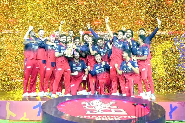 پاکستان کرکٹ ٹیم ICC چیمپئنز ٹرافی 2017 جیتنے کی خوشی میں جشن منا رہی ہے، کھلاڑیوں نے ہاتھ اٹھا کر م.