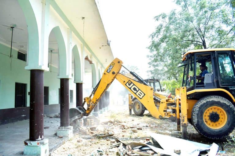 ایمبولینس کے ساتھ تعمیراتی مشینری عمارت کے باہر کام کر.