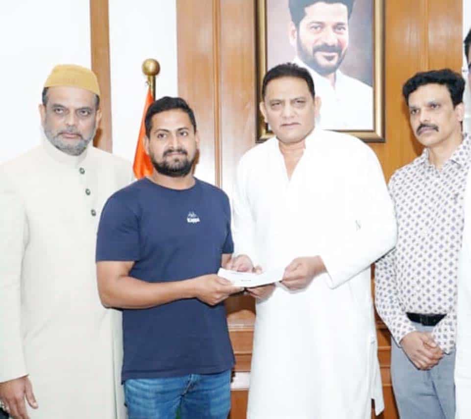 سیاست روز کے اجلاس میں افراد کی ملاقات.