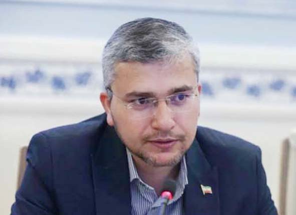 پالیسی اور حکومتی نمائندہ کی تصویر، جو ایک اجلاس میں با.