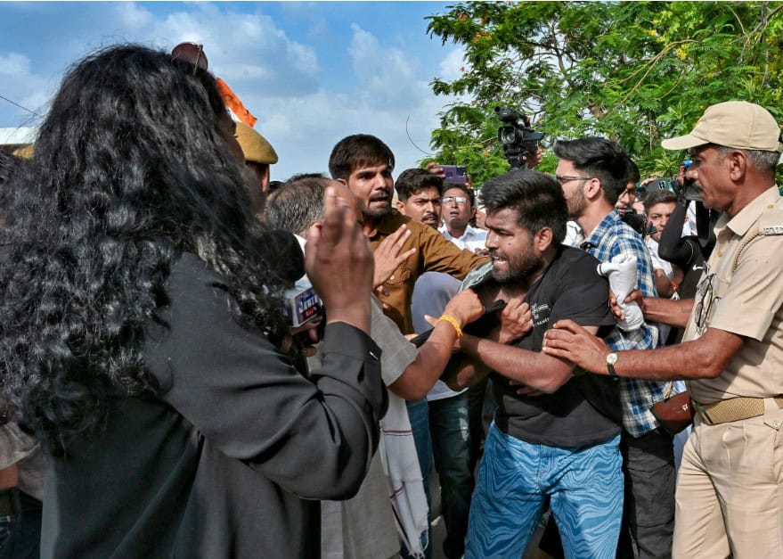 مظاہرین اور پولیس کے درمیان تصادم، احتجاجی مظاہرہ، ہنگ.