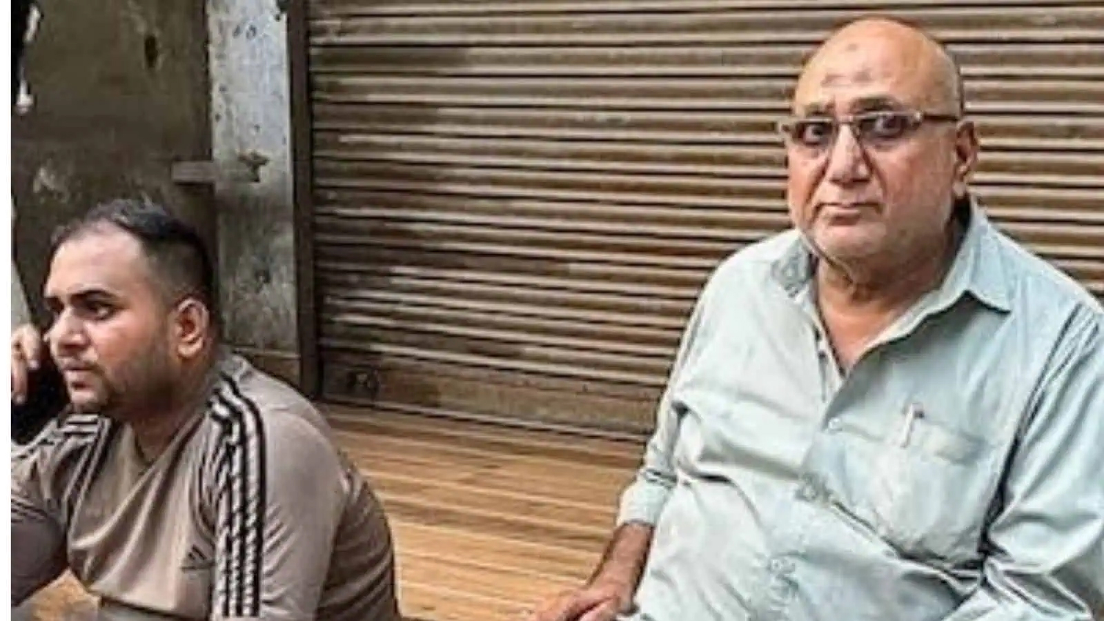 سیاست روز کے نمائندہ افراد کی تصویر، ایک شخص مسکراہٹ کے.