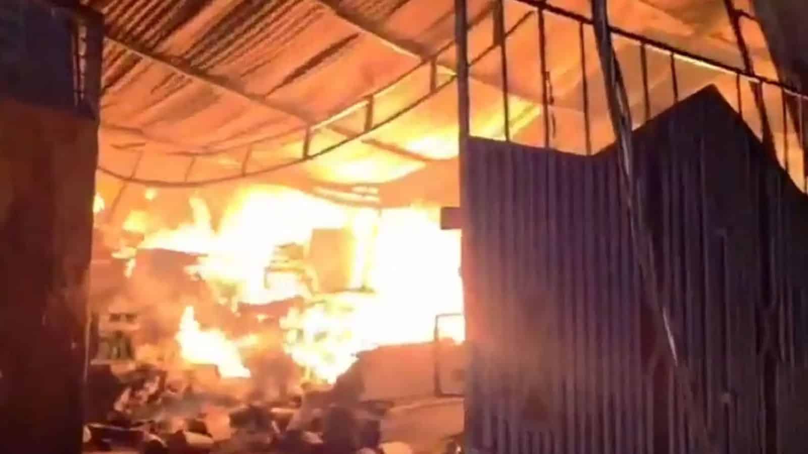 آگ اور دھواں، تباہ شدہ عمارت کا منظر، ہنگامی صورتحال.