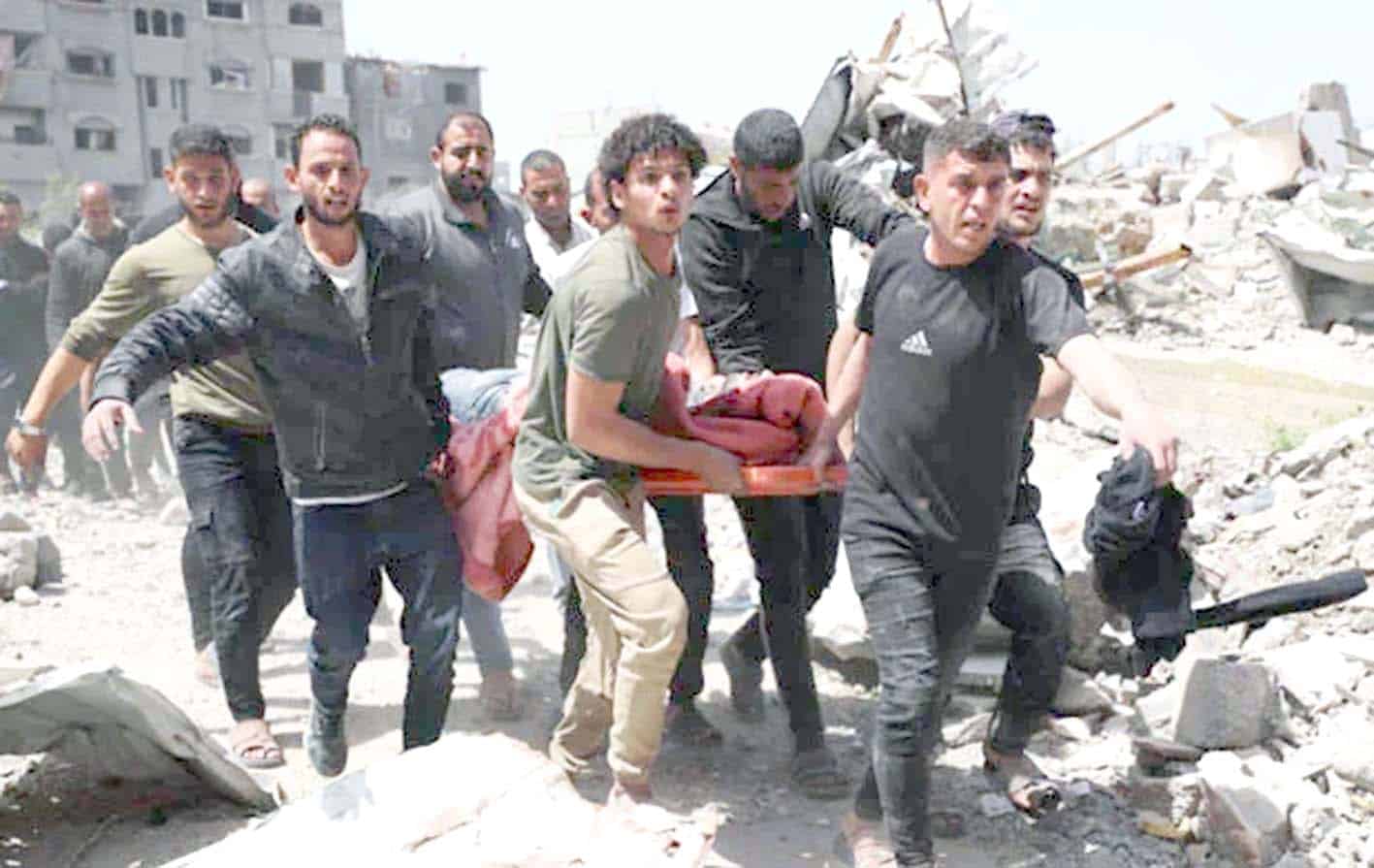 زلزلہ سے متاثرہ افراد کو بچاتے ہوئے امدادی کارکن.