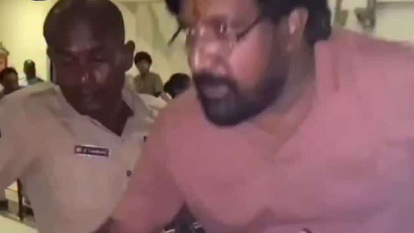 پولیس اہلکار اور شخص کے درمیان گفتگو کی تصویر.