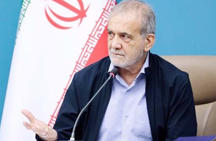 ایسیاٹ ڈیلی کے اجلاس میں ایک شخص گفتگو کر رہا ہے، پس منظ.