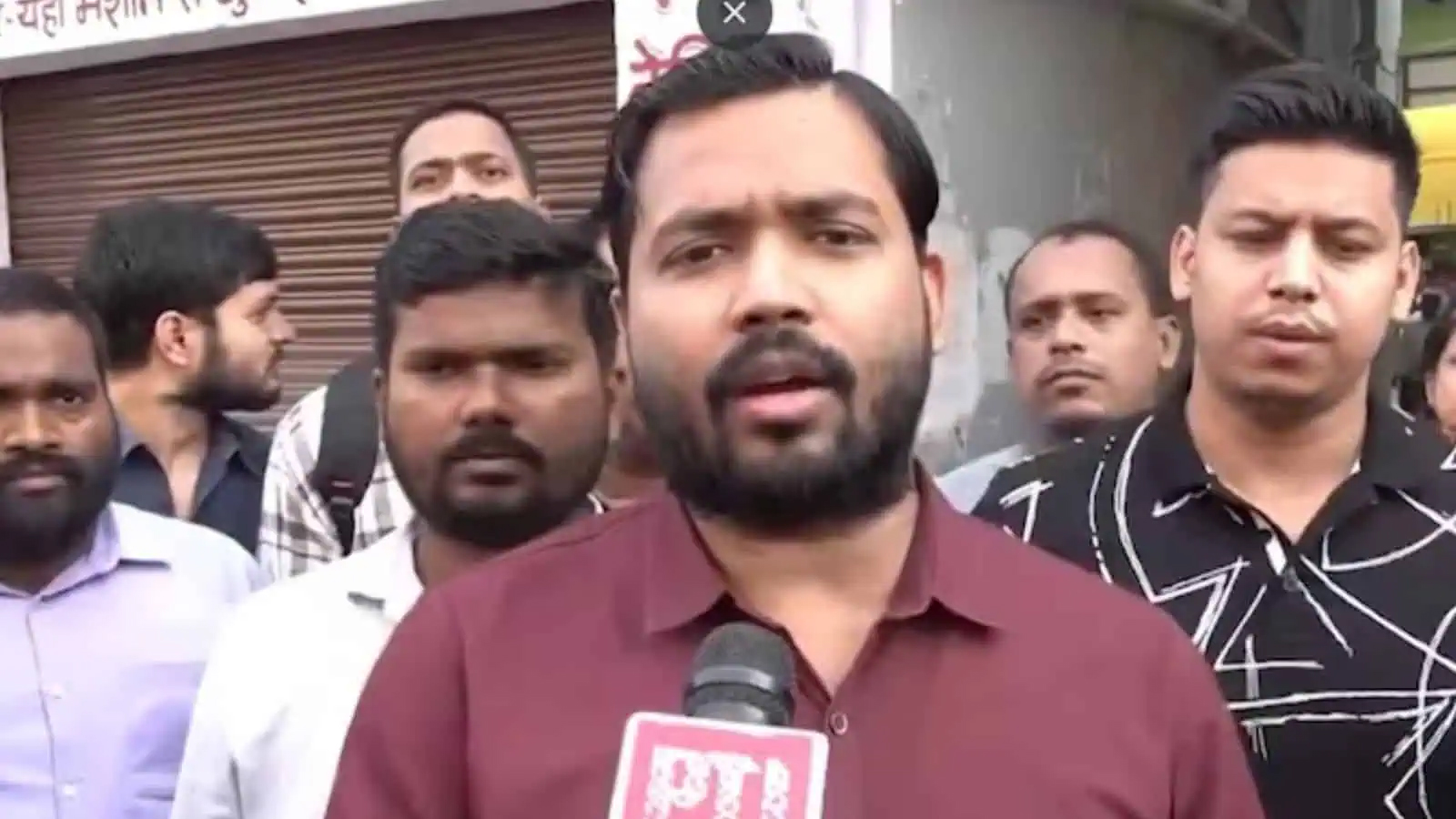 مردوں کا گروپ، ایک شخص میڈیا سے بات کر رہا ہے، سیاسی مظا.
