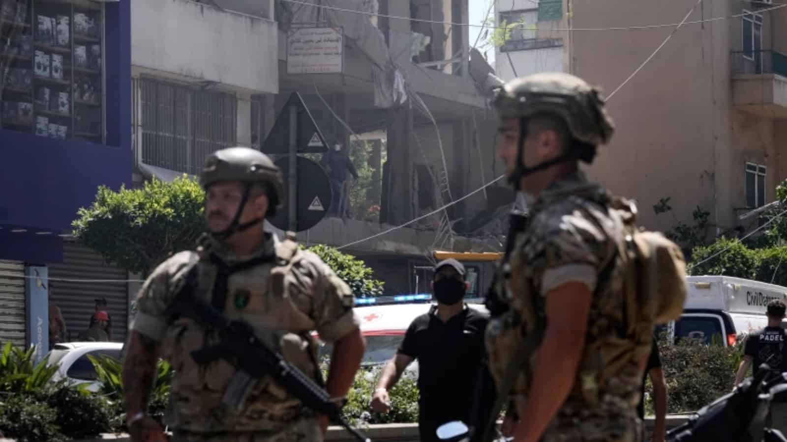 شہر میں فوجی اہلکار اور سیکیورٹی فورسز کی موجودگی.