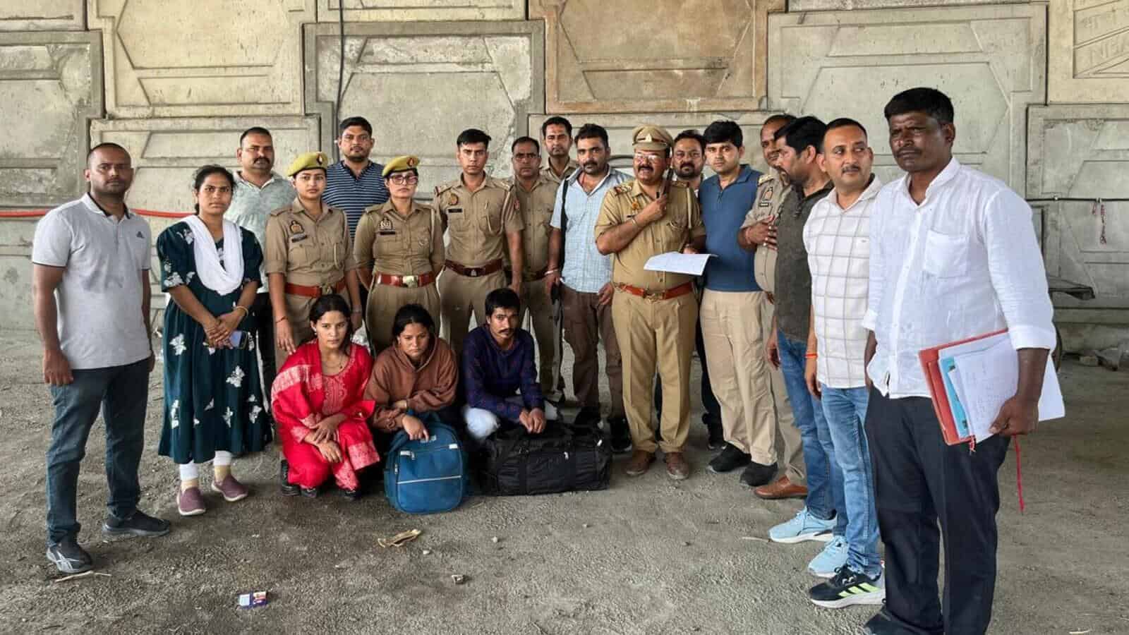 ملازمین اور مسافروں کا گروپ، سفر کے دوران ملاقات کی تصو.