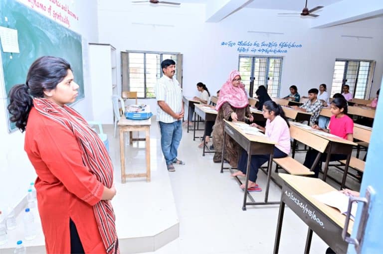 پاکستانی اسکول میں طلبہ اور اساتذہ کی کلاس کی تصویر.