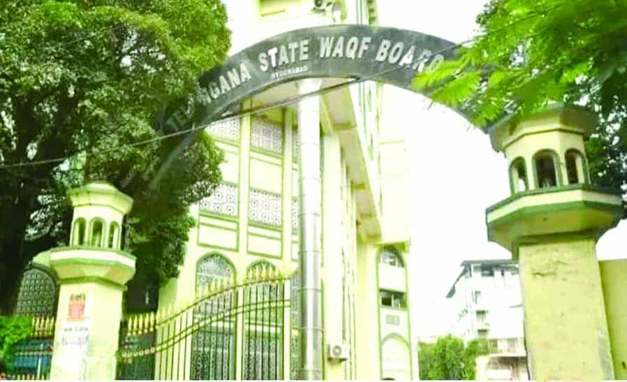 سیکورٹی گیٹ پر "گاما اسٹیٹ واگف بورڈ" کا نشان اور درختوں.