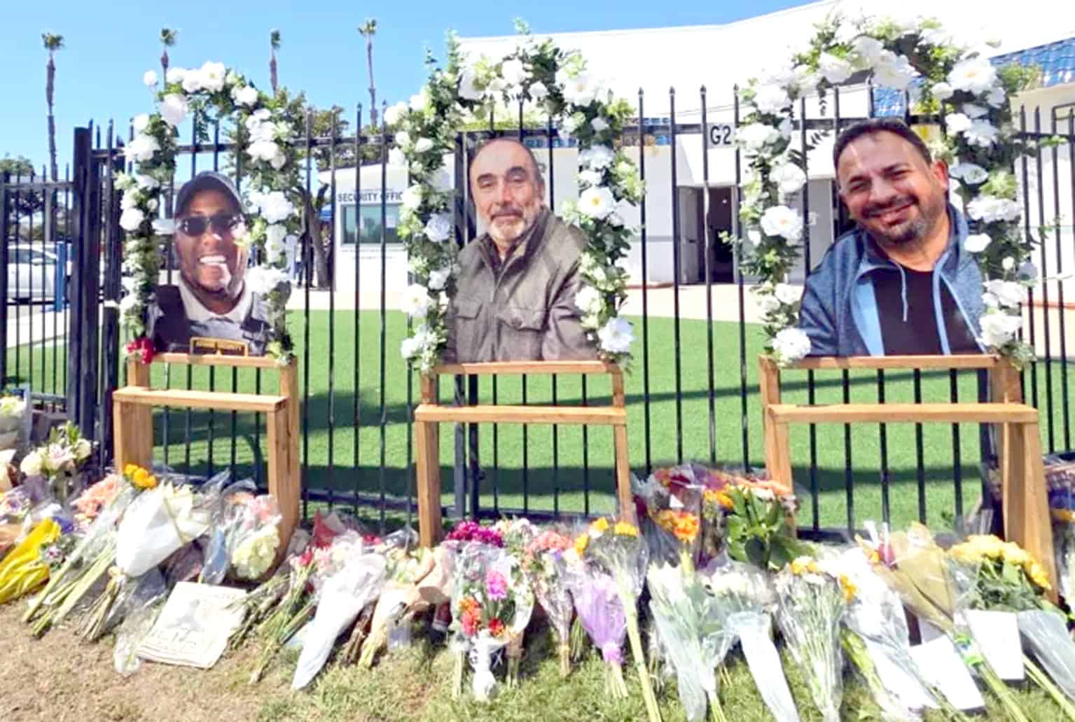 مقبرہ پر شہداء کے بڑے مجسمے اور پھول.
