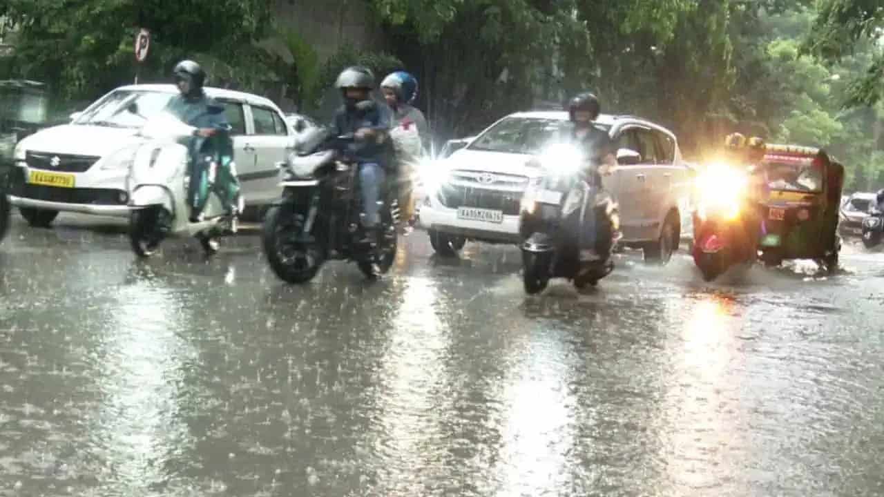 بارش میں سڑک پر گاڑیاں اور موٹر سائیکلیں چل رہی ہیں.