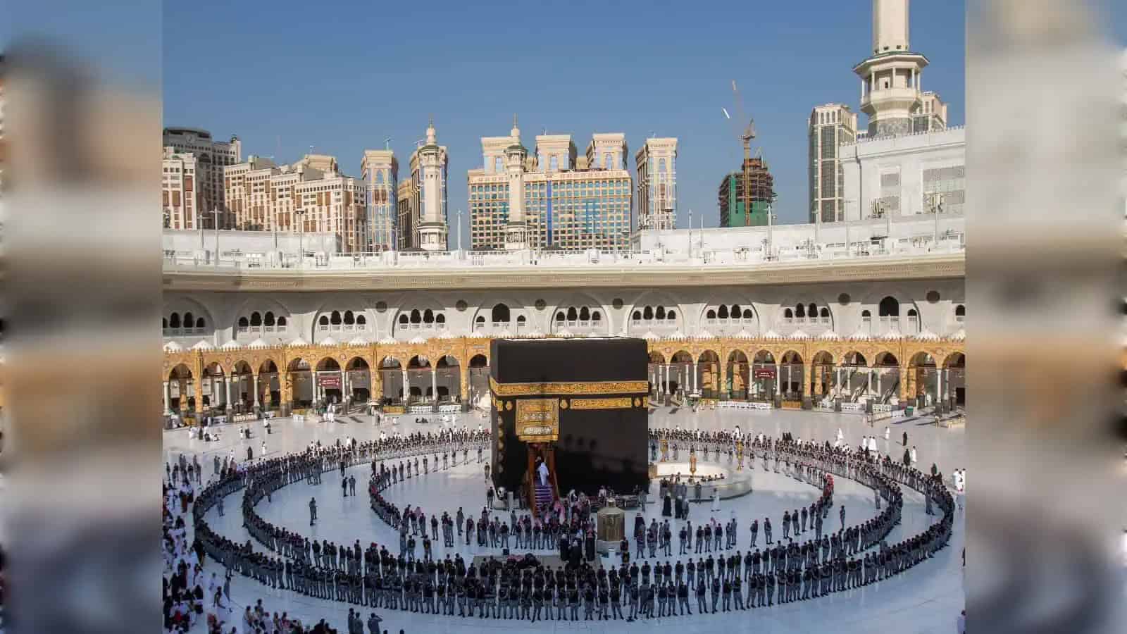 مکہ مکرمہ میں کعبہ اور حجاج کرام کی عبادت.