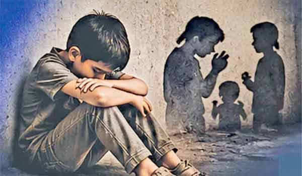 اداس بچے کا تصویر، جو تنہائی میں بیٹھا ہوا ہے.