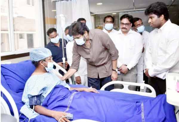 ایمبولینس میں مریضہ کی دیکھ بھال، ڈاکٹر اور عملہ موجود.