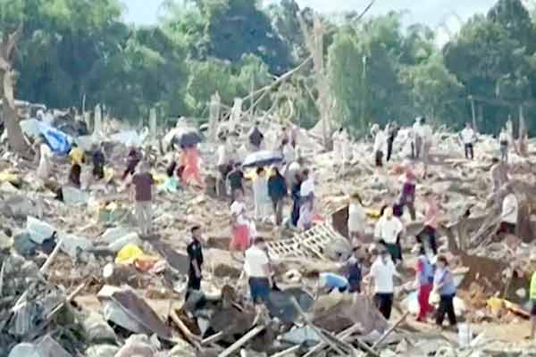 زلزلہ سے متاثرہ علاقے میں لوگ امدادی کاموں میں مصروف، ملبہ ہٹانے اور زخمیوں کو علاج فراہم کیا جا رہا.
