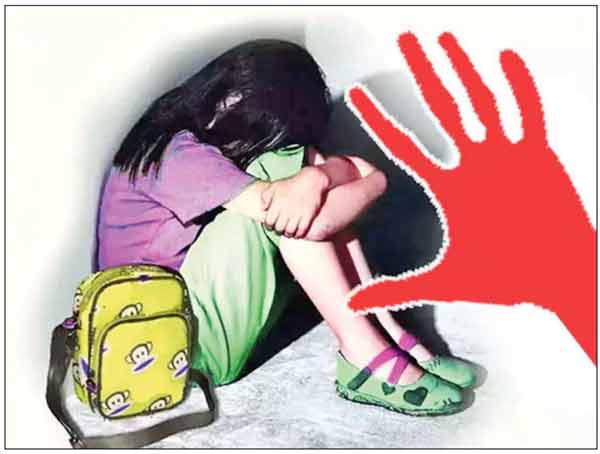 بچہ خوفزدہ اور تنہا، ہاتھ کا نشان، اسکول بیگ کے ساتھ.