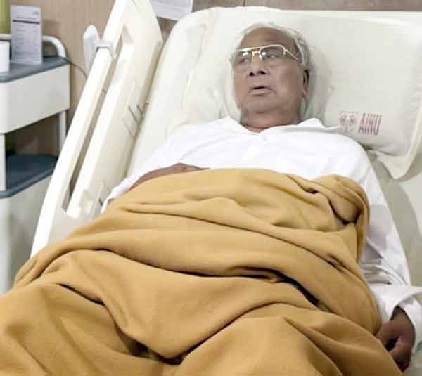 بوڑھا شخص ہسپتال کے بستر پر لیٹا ہوا، طبی دیکھ بھال میں.
