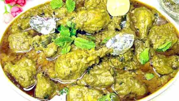 مٹن کوفتہ سالن کی تصویر، مصالحہ دار اور خوشبو دار سالن، جس میں گوشت کے کوفتے شامل ہیں، تازہ ہری مرچ.