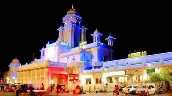 سیاہت روزانہ کا روشن اور خوبصورت عمارت، رات کے وقت روشن.