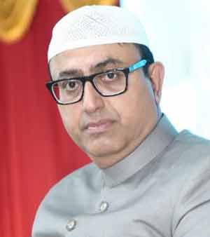 پہنچنے والے شخص کی تصویر، عینک اور روایتی لباس میں.