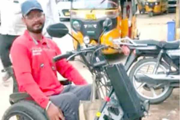 مرد موٹر سائیکل پر بیٹھا ہوا، سڑک پر، ہلکی دھوپ میں.