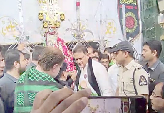 پاکستانی سیاستدان اور پولیس اہلکار تقریب میں موجود.