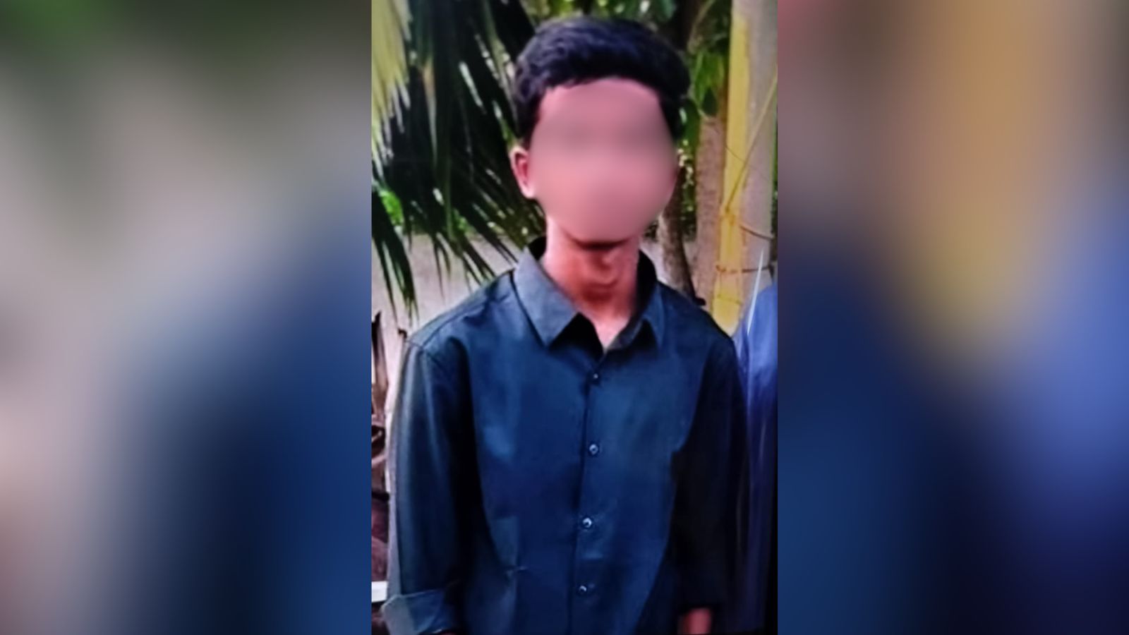 نوجوان شخص ہاتھ میں کتاب لیے کھڑا ہے، پس منظر میں سبز پت.