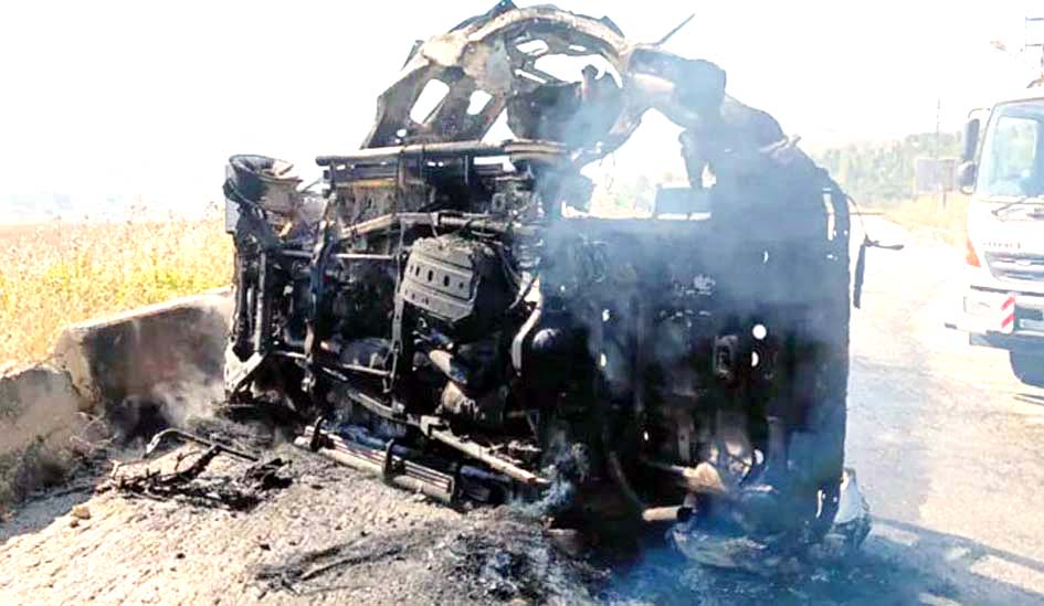 تباہ شدہ گاڑی کا منظر، سڑک پر حادثہ کے بعد، آگ اور دھواں.