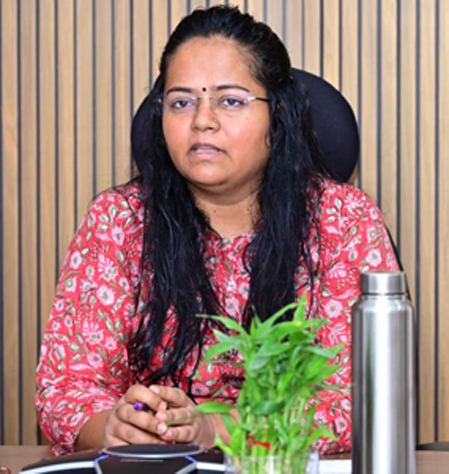 خاتون سرکاری دفتر میں بیٹھ کر گفتگو کرتی ہوئی.