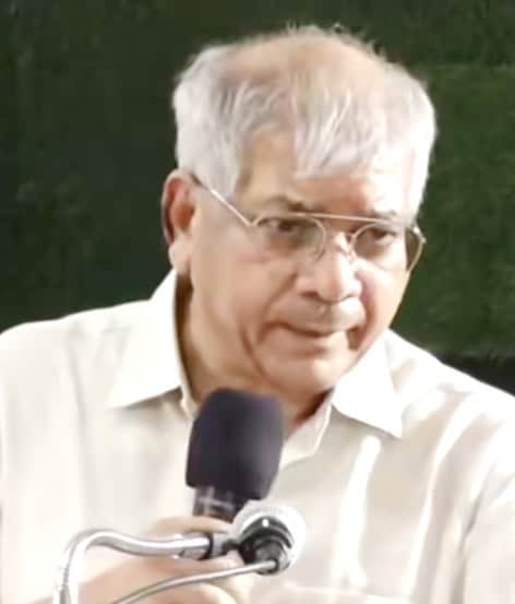 مرد سیاستدان، تقریر کرتے ہوئے، سیاست ڈے کے موقع پر.