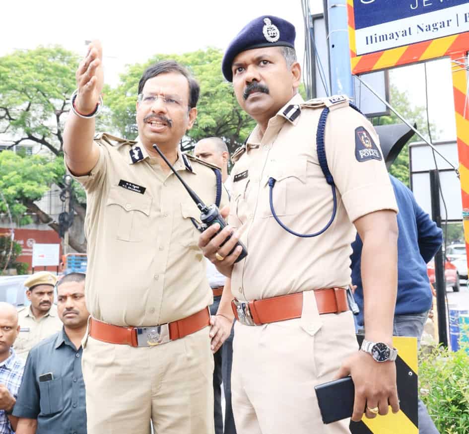 پولیس افسران کی ہدایت اور نگرانی کے دوران گفتگو.