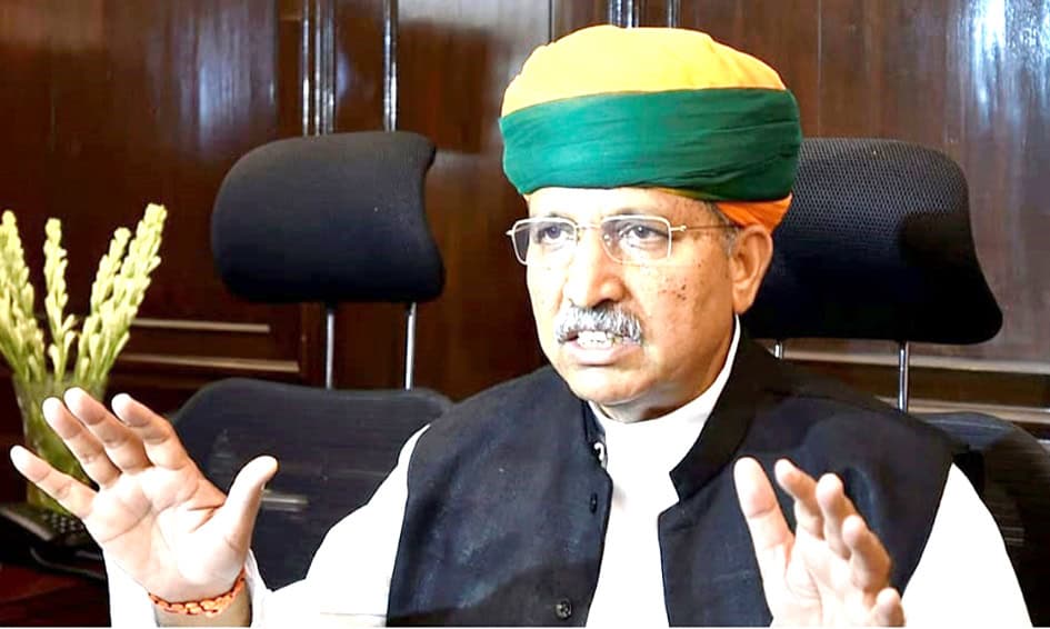 سیاستدان گفتگو میں مصروف، سرکاری دفتر میں بات چیت کرتے.