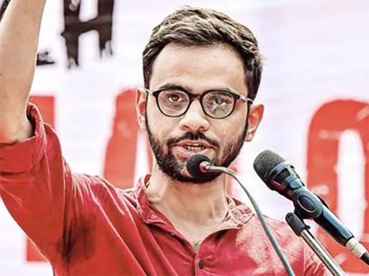 پاکستانی سیاستدان عوام سے خطاب کر رہے ہیں، ہاتھ بلند کر کے پیغام دے رہے ہیں.
