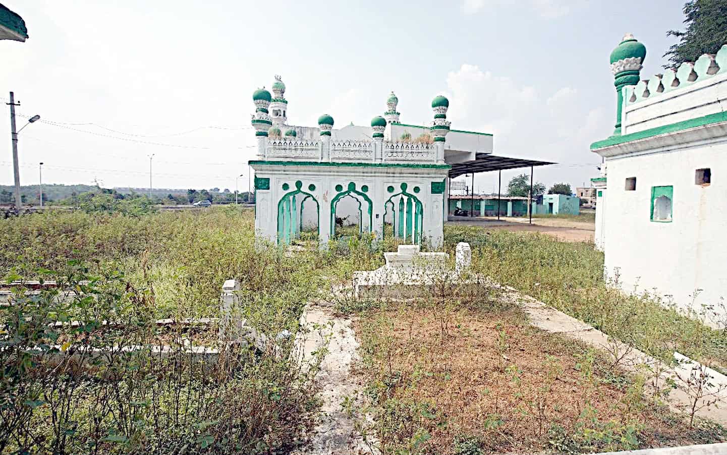 ایک خوبصورت مسجد کا منظر، سبز گنبد اور مینار کے ساتھ.