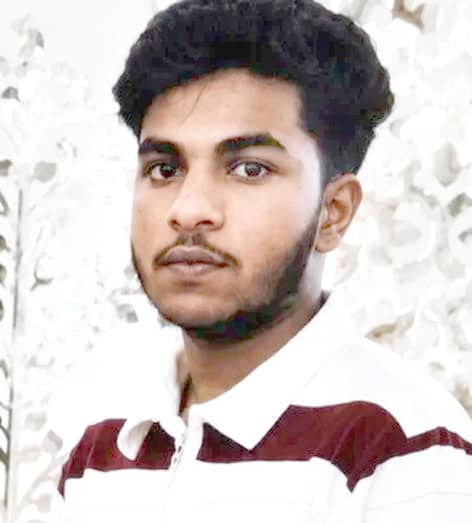 خوبصورت نوجوان کی تصویر، سیاہ بال اور روشن جلد کے ساتھ.