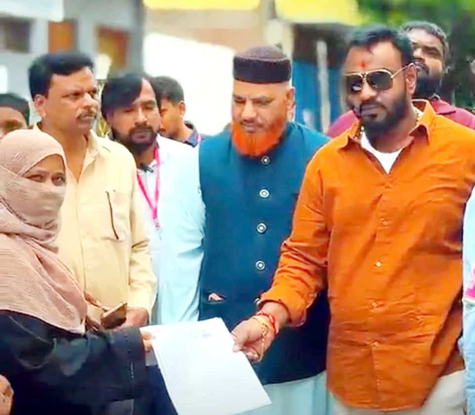 سیاسی رہنما عوامی نمائندہ سے ملاقات اور دستاویزات کا تبادلہ.