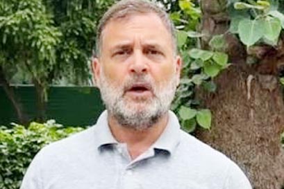 باغ کے پس منظر کے ساتھ مرد کا قریب سے لیا گیا تصویر.