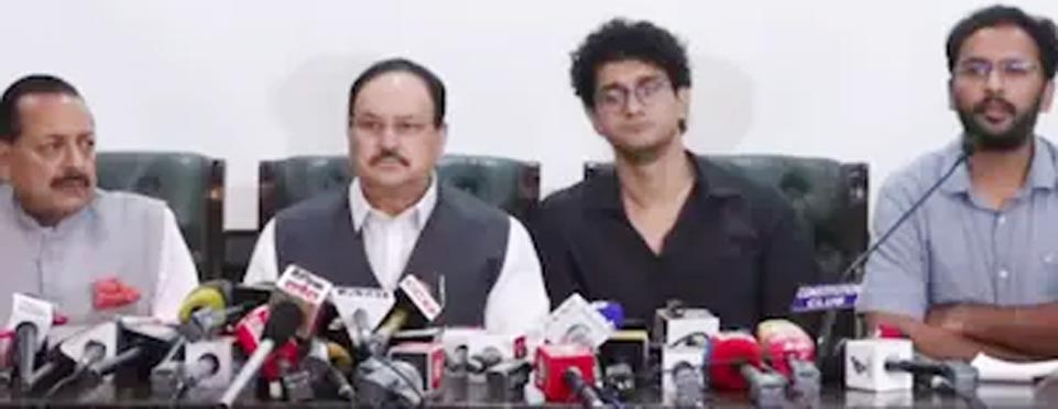 سیاسی رہنما پریس کانفرنس میں گفتگو کر رہے ہیں.