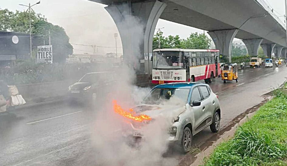 کار میں آگ لگنے کا منظر، دھواں اور فائر، سڑک پر ٹریفک.
